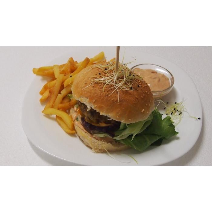 Hovězí Burger BBQ slanina, čedar, jalapeňos salát  hranolky